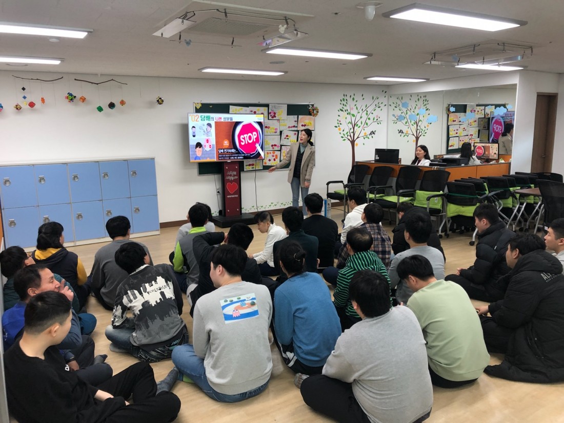 건강드림교육에 참여한 이용자들이 담배가 안좋은 점에 대해 설명을 듣는 모습