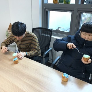 훈련생들이 각각 자신이 원하는 색상의 크림을 빵에 넓게 펴바르고 있는 모습